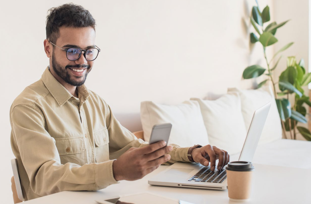 Medewerker gebruikt Authpoint om in te loggen in computer