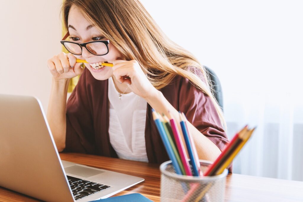 Vrouw aan laptop