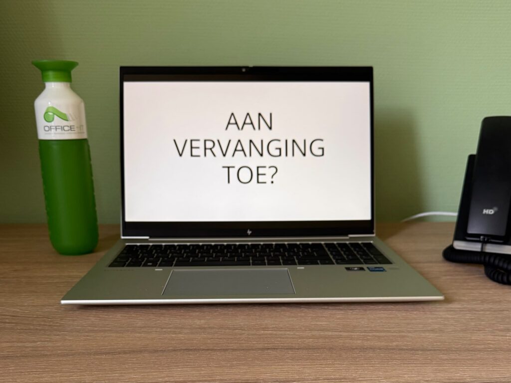 Laptop met de boodschap "Aan vervanging toe?" voor een campagne rond hergebruik van oud IT-materiaal en digitale inclusie.
